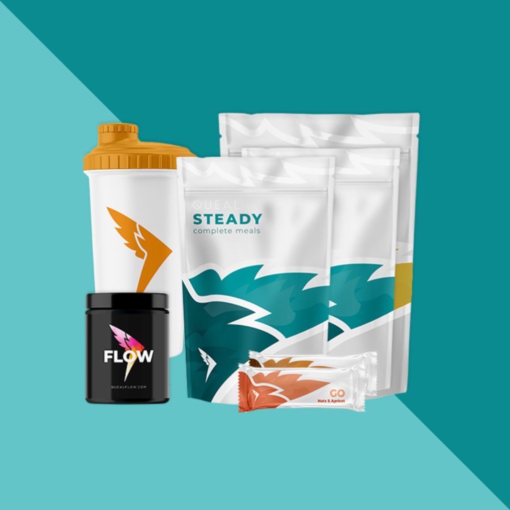 Una selección de productos Queal, incluyendo bolsas de comida completas Steady, un contenedor de suplementos Flow, una barra de proteína GO y un shaker de marca con una tapa naranja, todos dispuestos contra un fondo verde azulado y verde azulado claro.